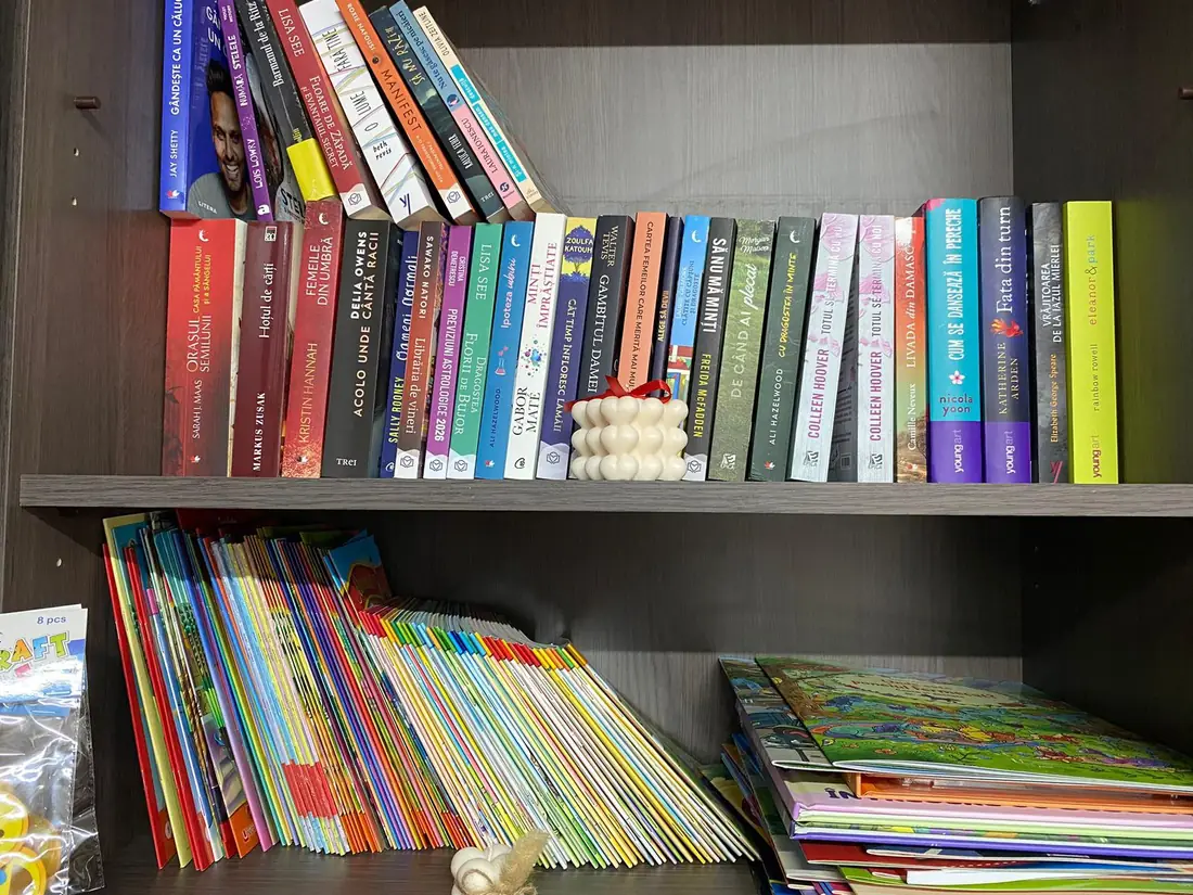 Raft cu romane și cărți pentru copii la Librăria de Acasă