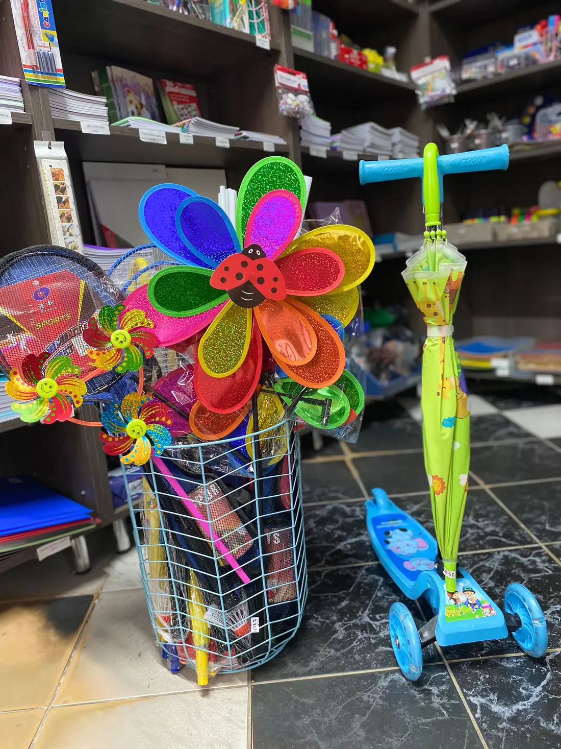 Morișcă colorată și trotinetă pentru copii